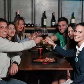 Athènes : visite nocturne avec dégustation de vins et de nourriture