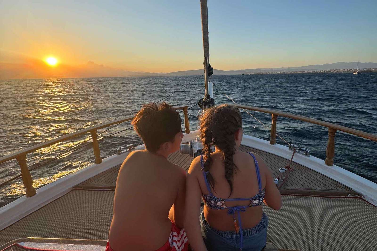 Croisière au coucher du soleil sur la Riviera athénienne - Demi-journée de baignade et barbecue à bord