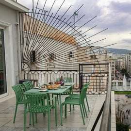 Athènes : cours de cuisine en petit groupe et dîner privé sur un balcon