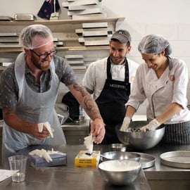 Athènes : Cours de cuisine grecque et dîner sur un toit