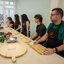 Athènes : cours de cuisine en petit groupe et dîner privé sur un balcon