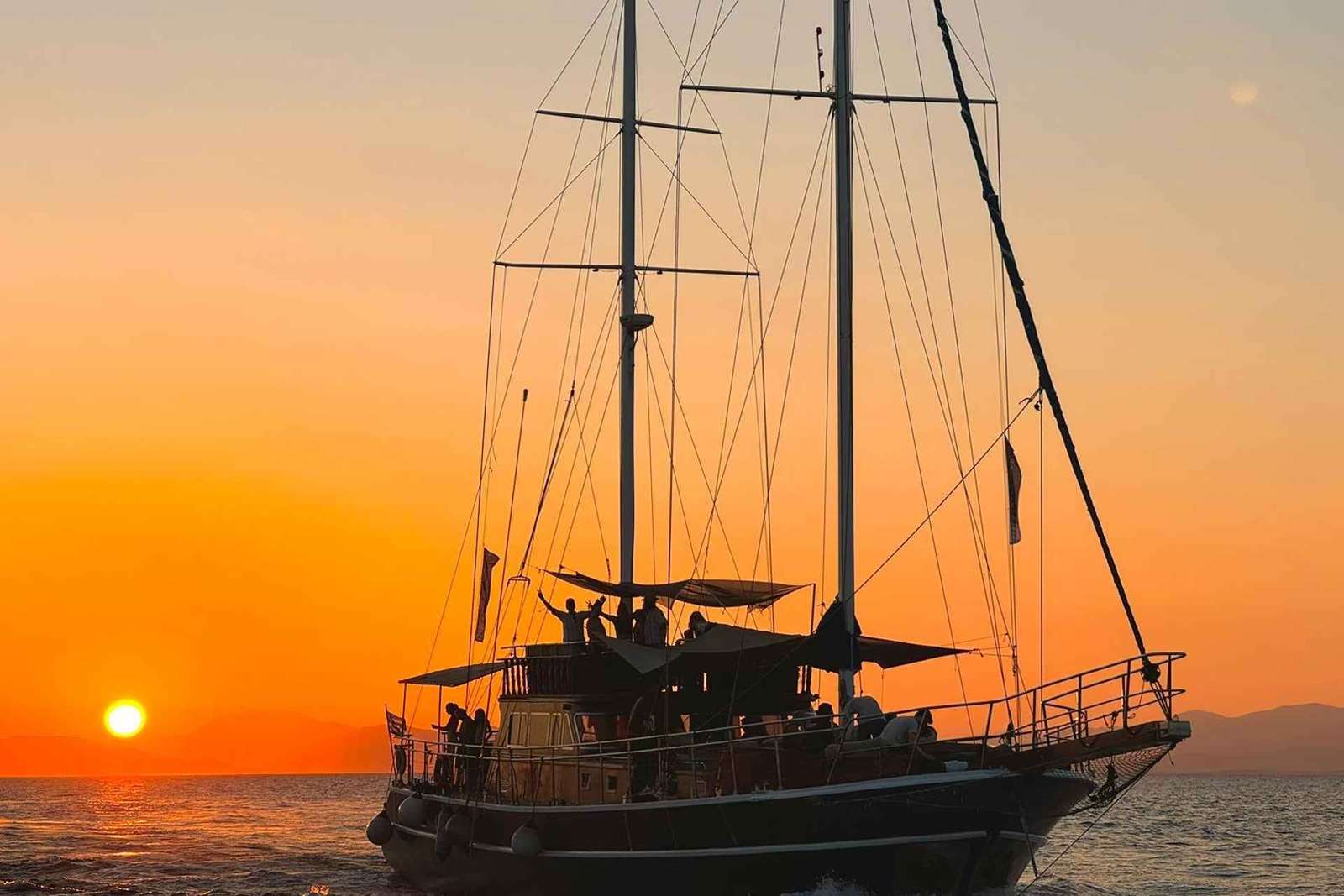 Dîner-croisière au coucher du soleil : arrêt baignade, boissons et dîner à bord