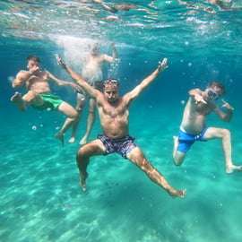 Athènes : Croisière en catamaran avec déjeuner léger et vin