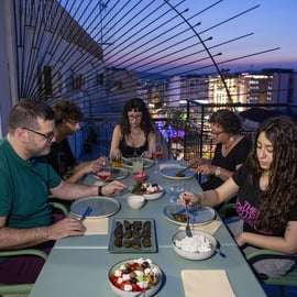 Athènes : cours de cuisine en petit groupe et dîner privé sur un balcon