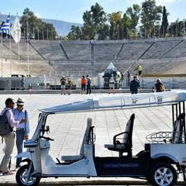 Athènes : Visite touristique privée en soirée en tuk-tuk électrique