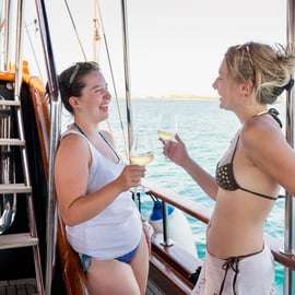 Athènes : Agistri et Aegina Yacht Tour avec déjeuner et baignade