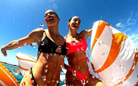 Athènes : Croisière à la nage avec déjeuner, vin et DJ live à bord