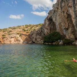 Escapade sur la côte athénienne : lac Vouliagmeni et joyaux côtiers