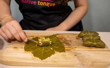 Athènes : cours de cuisine en petit groupe et dîner privé sur un balcon