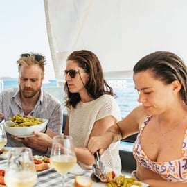 Athènes : croisière en catamaran sur la Riviera avec repas et boissons