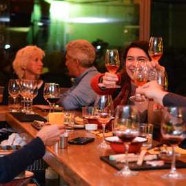 Athènes : visite nocturne avec dégustation de vins et de nourriture