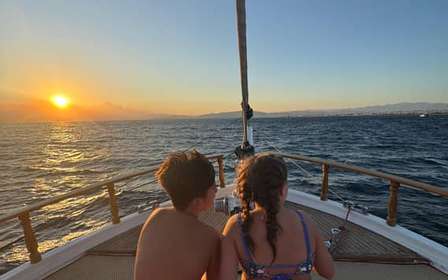 Croisière au coucher du soleil sur la Riviera athénienne - Demi-journée de baignade et barbecue à bord