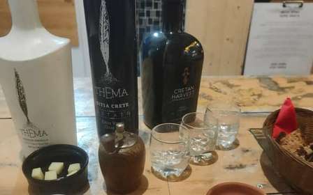 Expérience de l'huile d'olive extra vierge avec du vin et des herbes