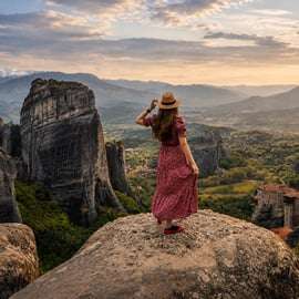Athènes : Excursion d'une journée aux Météores en anglais/espagnol et coucher de soleil majestueux