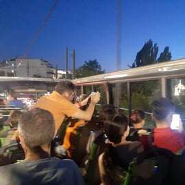 Visite panoramique d'Athènes de nuit en bus à impériale ouvert