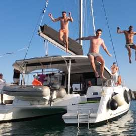 Athènes : Croisière en catamaran avec déjeuner léger et vin