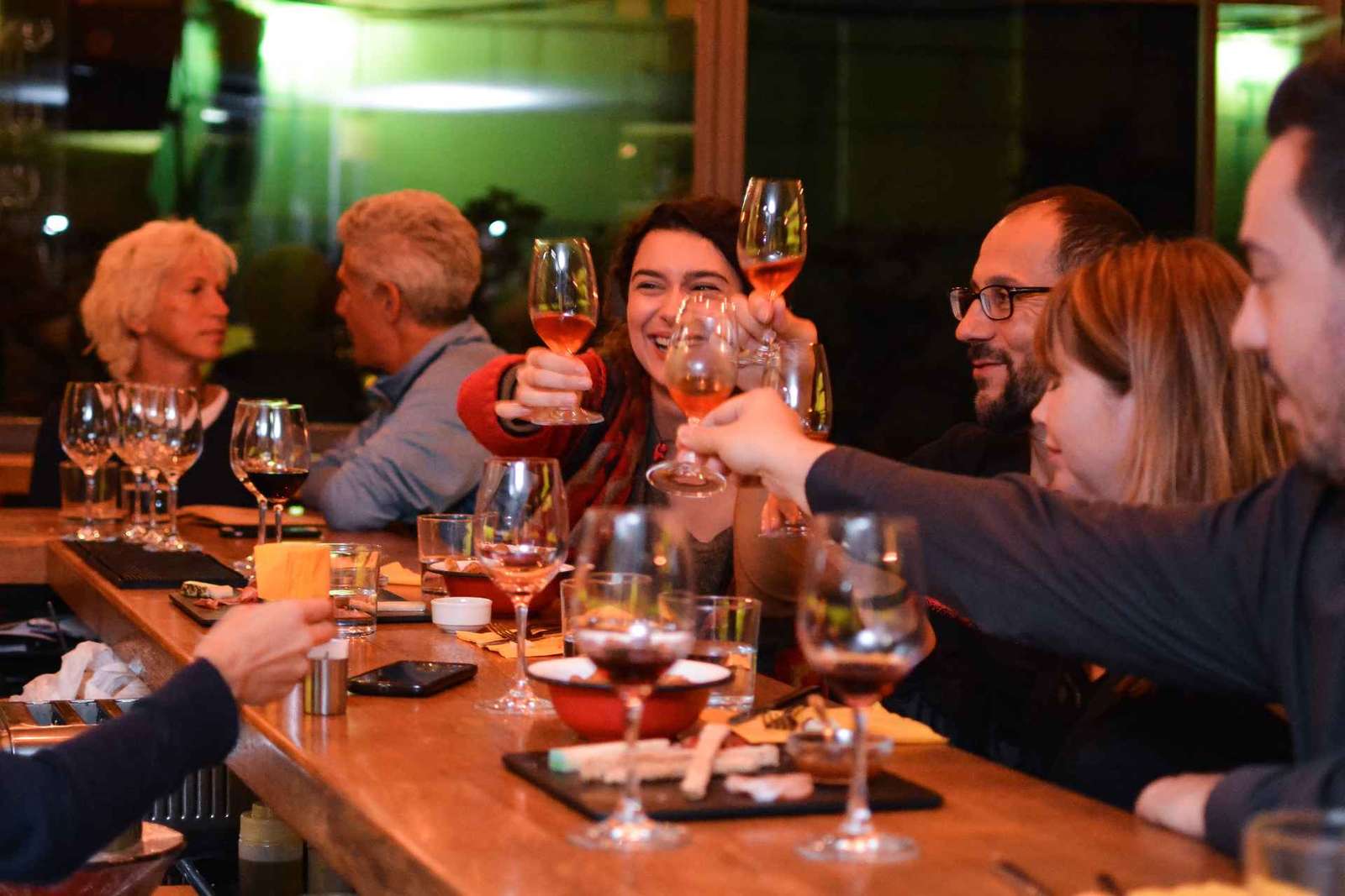 Athènes : visite nocturne avec dégustation de vins et de nourriture