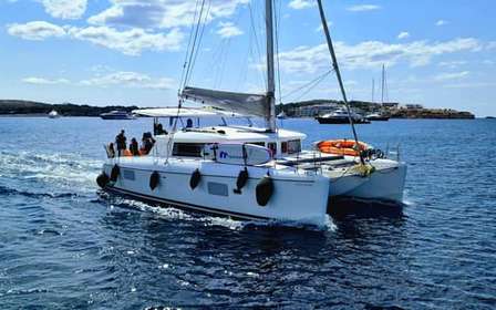 Athènes : Excursion en catamaran sur la Riviera avec repas et boissons