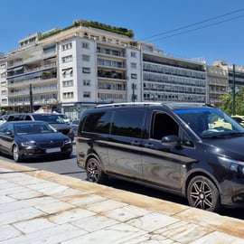 Transfert d'Athènes à l'aéroport d'Athènes en minibus et en fourgonnette