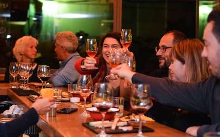 Athènes : visite nocturne avec dégustation de vins et de nourriture