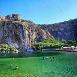 Au départ d'Athènes : Visite de la station thermale du lac Vouliagmeni et du temple de Poséidon