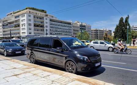 Transfert d'Athènes à l'aéroport d'Athènes en minibus et en fourgonnette