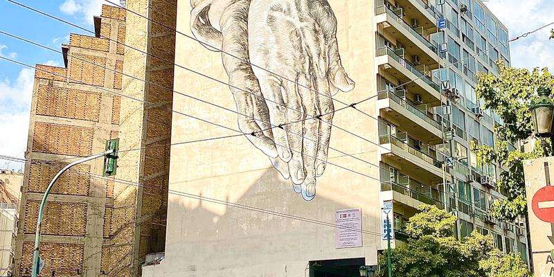 Fresque "Mains en prière"
