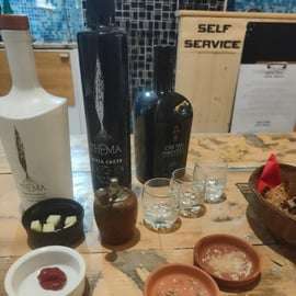 Expérience de l'huile d'olive extra vierge avec du vin et des herbes