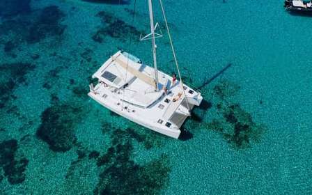 Athènes : Croisière en catamaran avec déjeuner léger et vin